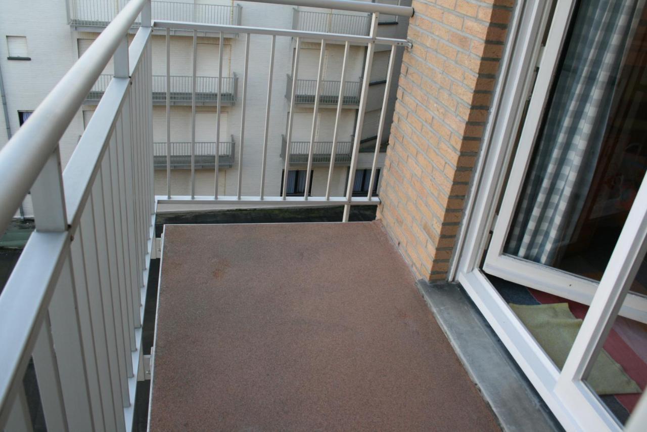 Zonnig En Gezellig Appartement Met Zijdelings Zeezicht En Zwembad In Koksijde Exterior foto