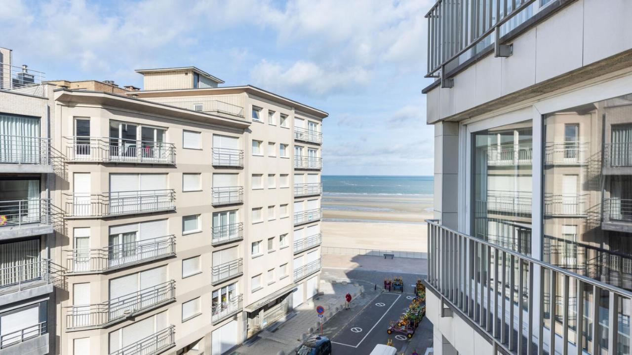 Zonnig En Gezellig Appartement Met Zijdelings Zeezicht En Zwembad In Koksijde Exterior foto