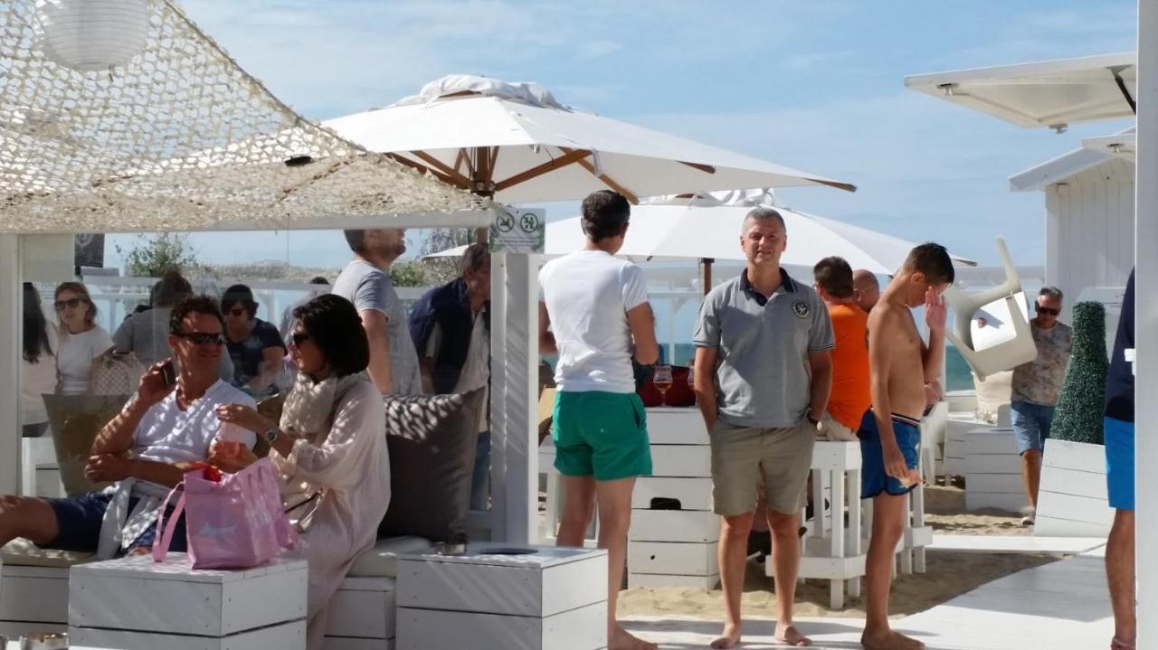 Zonnig En Gezellig Appartement Met Zijdelings Zeezicht En Zwembad In Koksijde Exterior foto