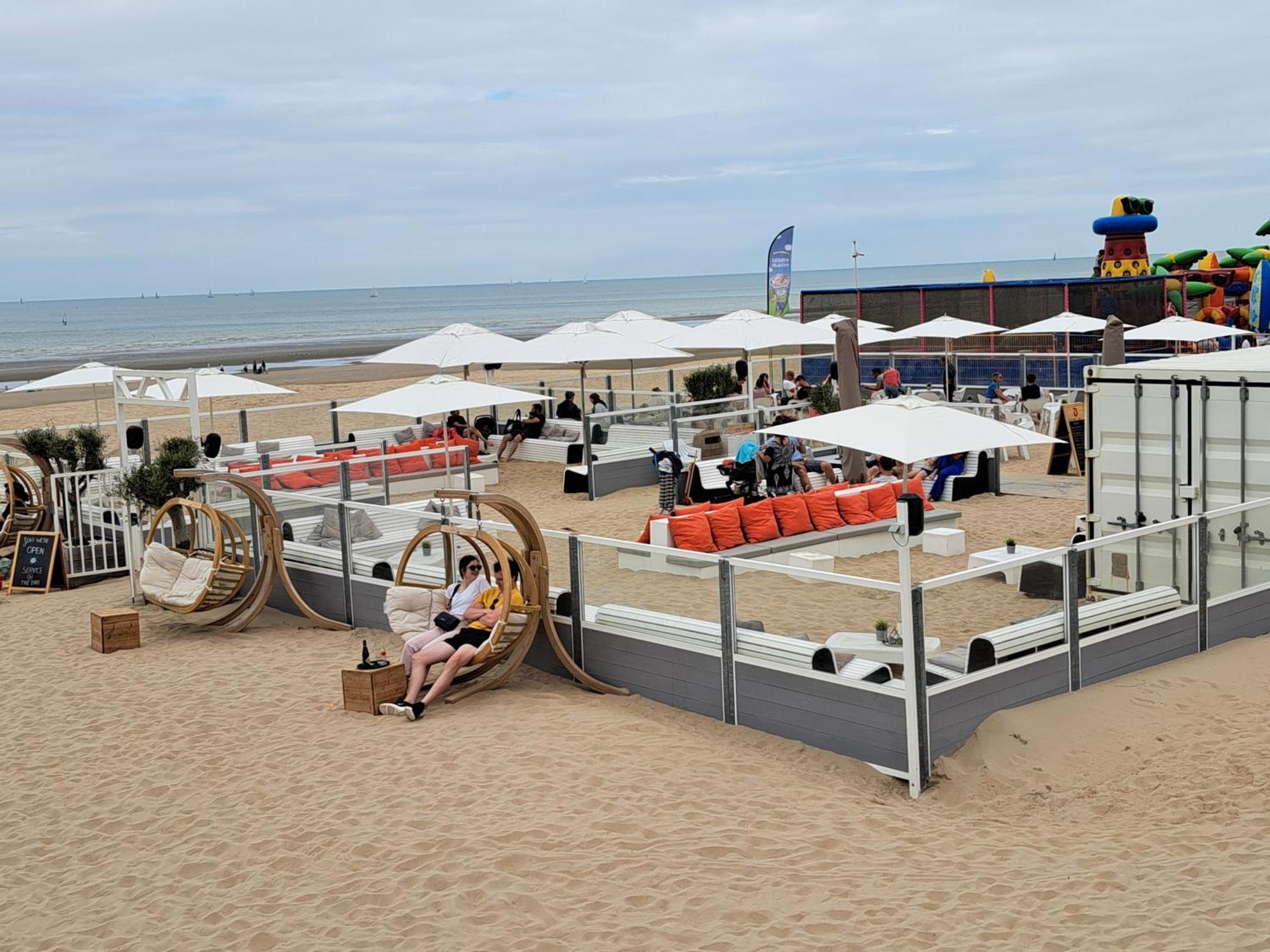 Zonnig En Gezellig Appartement Met Zijdelings Zeezicht En Zwembad In Koksijde Exterior foto